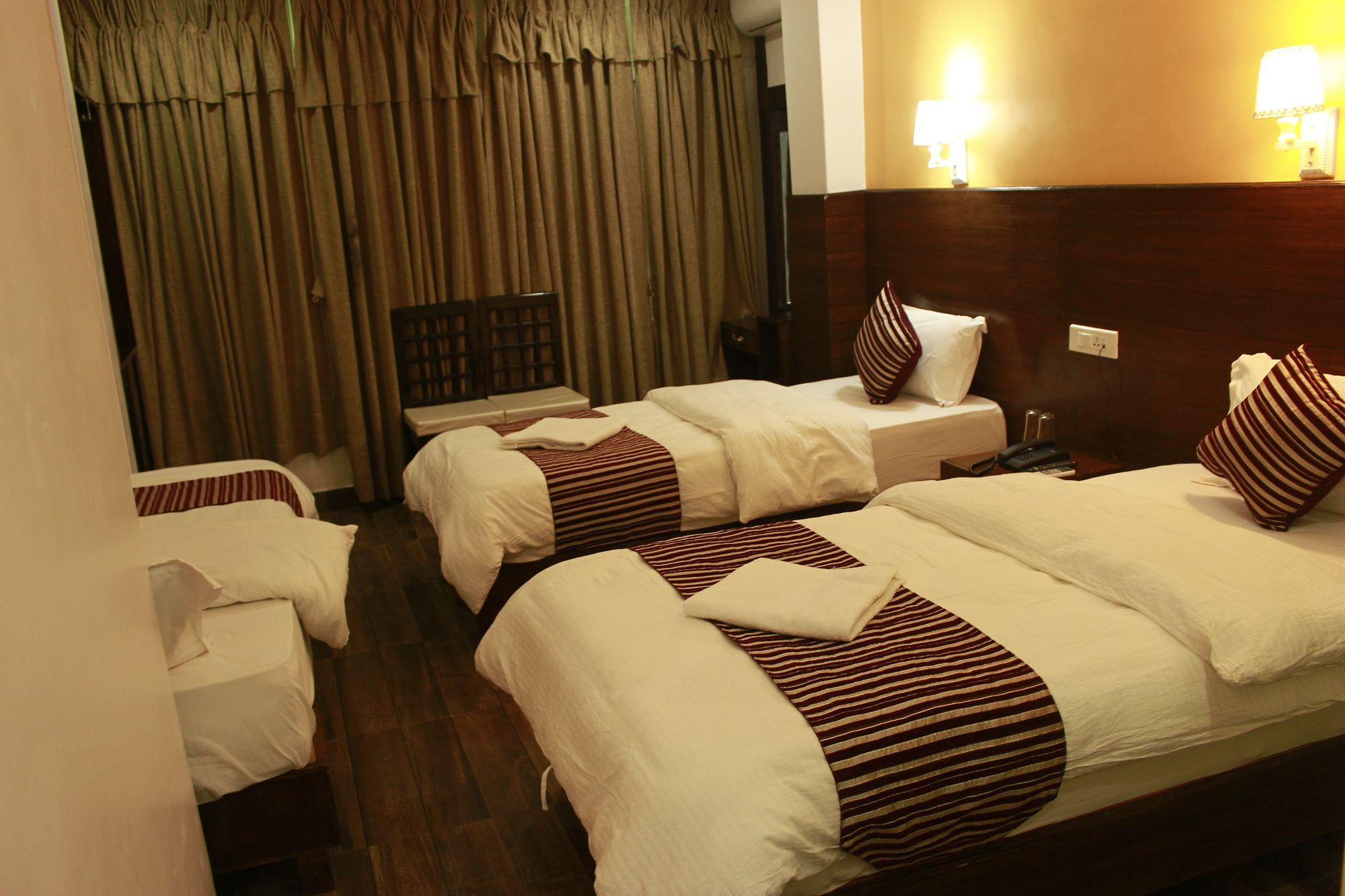 Hotel Lakeside โพคารา ภายนอก รูปภาพ